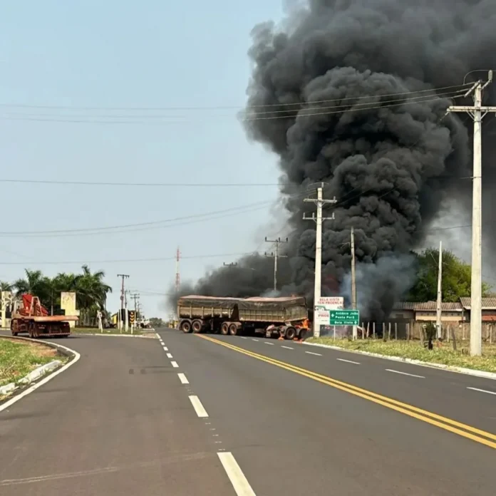Caminhoneiros e uma mulher morrem carbonizados em acidente na BR-060 com a MS-384