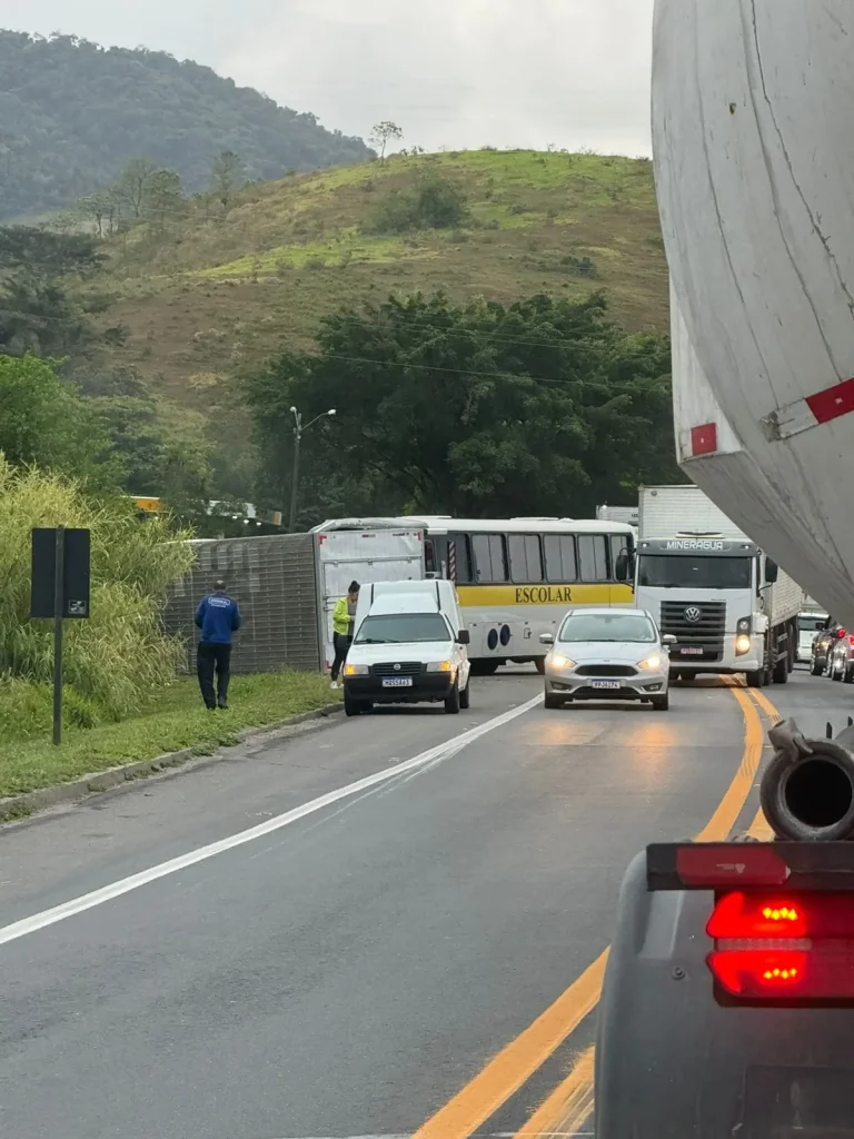Acidente com micro-ônibus escolar deixa estudantes feridos na BR-101/ES