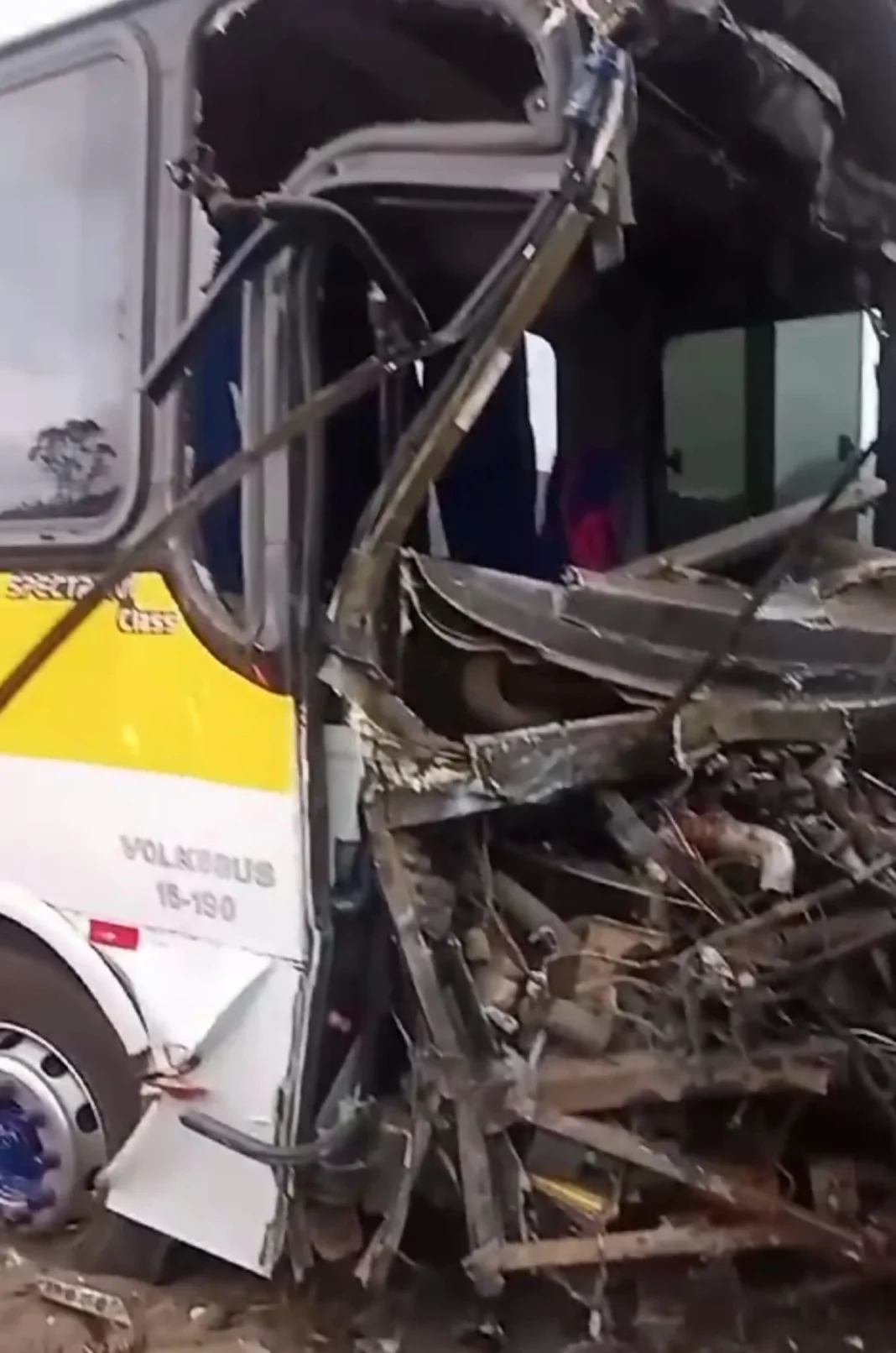 Acidente com micro-ônibus escolar deixa estudantes feridos na BR-101/ES