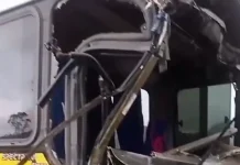 Acidente com micro-ônibus escolar deixa estudantes feridos na BR-101/ES Acidente com micro-ônibus escolar deixa estudantes feridos na BR-101/ES