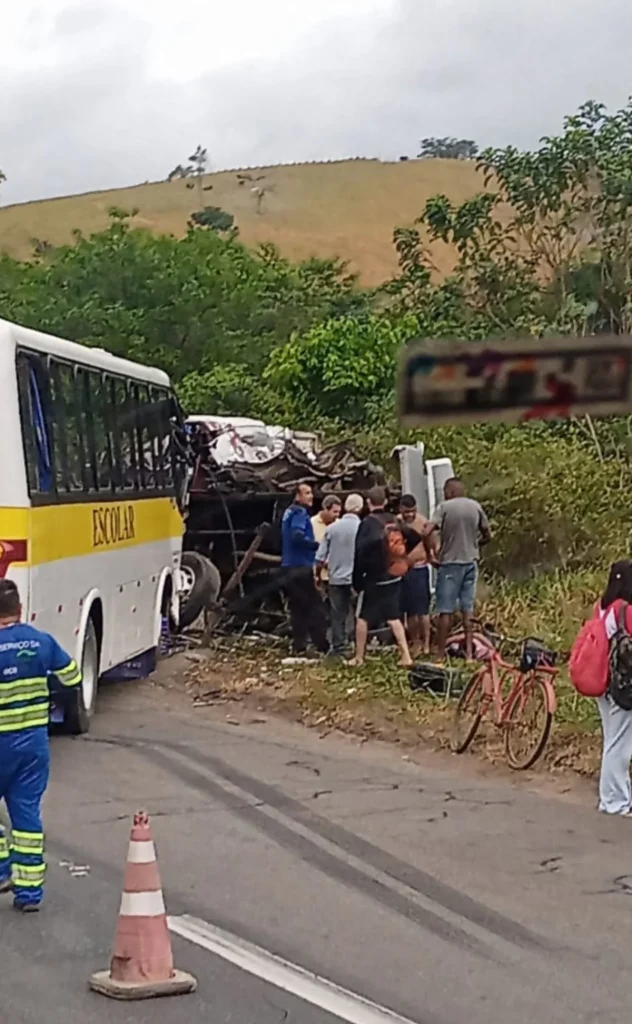 Acidente com micro-ônibus escolar deixa estudantes feridos na BR-101/ES