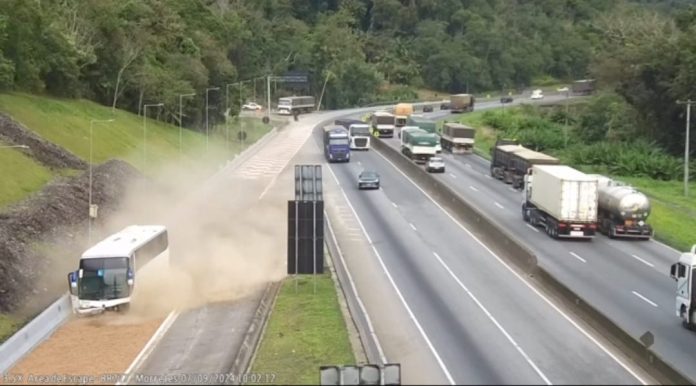 VÍDEO: Habilidoso, motorista de ônibus evita tragédia na BR-227/PR VÍDEO: Motorista de ônibus conseguiu evitar tragédia na BR-227/PR