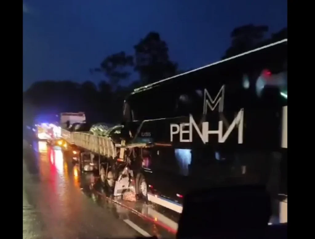 Ônibus da Penha colide em carreta 9 eixos na BR-101/SC e deixa 1 morto e 13 feridos