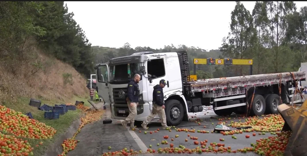 PRF encontra “rebites” em cabine de caminhão tombado na BR-376/PR PRF encontra “rebites” em cabine de caminhão tombado na BR-376/PR