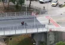 VÍDEO: Motoqueiros infratores são multados na Ponte Hercílio Luz, em Floripa (SC) VÍDEO: Motoqueiros infratores são multados na Ponte Hercílio Luz, em Floripa (SC)