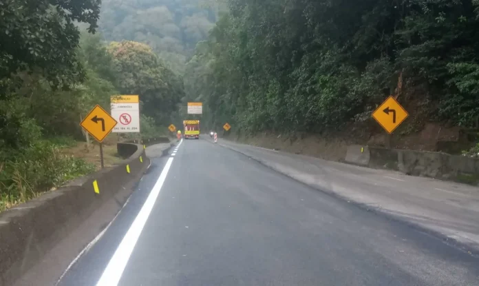 Via Anchieta (SP-150) recebe revitalização do pavimento no trecho de serra Via Anchieta (SP-150) recebe revitalização do pavimento no trecho de serra