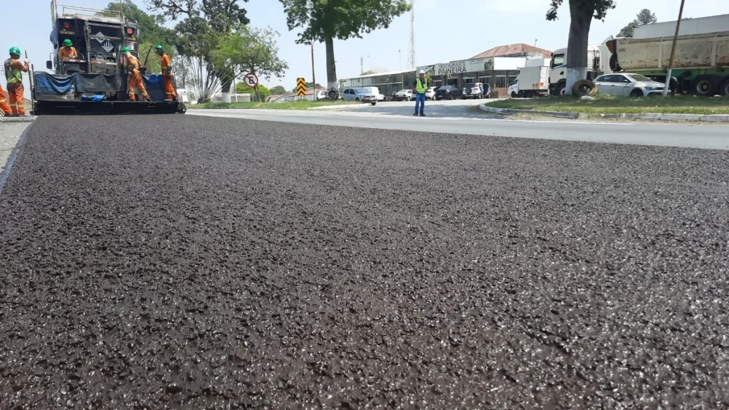 Via Dutra (BR-116) recebe obras de recuperação no Vale do Paraíba, em SP