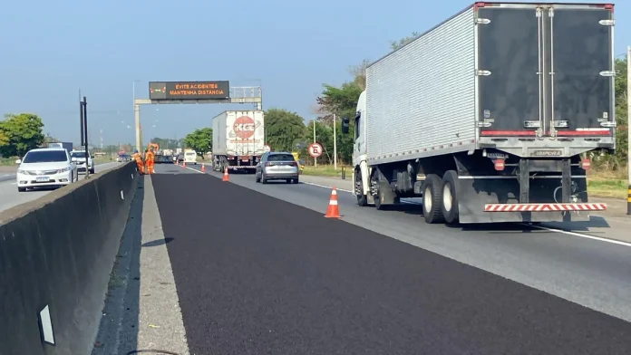 Via Dutra (BR-116) recebe obras de recuperação no Vale do Paraíba, em SP Via Dutra (BR-116) recebe obras de recuperação no Vale do Paraíba, em SP