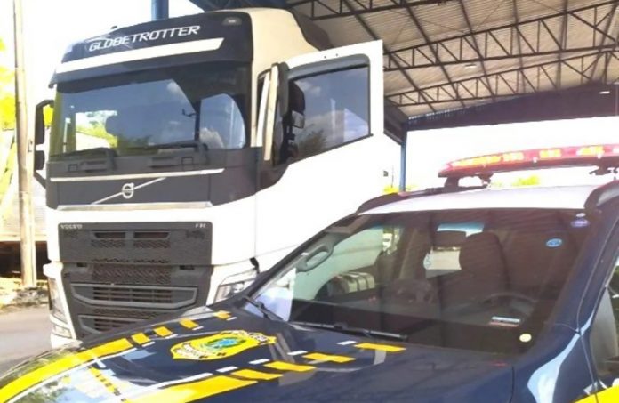 Caminhoneiro é autuado na BR-101/BA por direção perigosa e porte de rebites Caminhoneiro é autuado na BR-101/BA por direção perigosa e porte de rebites