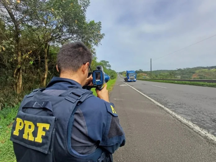 PRF da Bahia flagra, em 16 horas, mais de 710 veículos em excesso de velocidade PRF da Bahia flagra, em 16 horas, mais de 710 veículos em excesso de velocidade