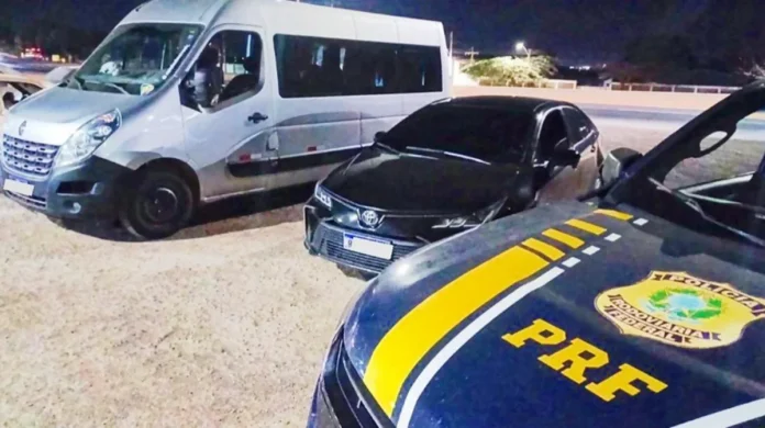 Condutor sem autorização para dirigir van é detido na BR-040/GO Condutor sem autorização para dirigir van é detido na BR-040/GO