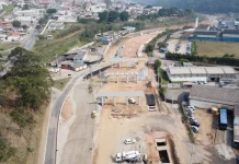 Lançamento de vigas na Raposo Tavares alteram o tráfego, em Mairinque (SP) Lançamento de vigas na Raposo Tavares alteram o tráfego, em Mairinque (SP)