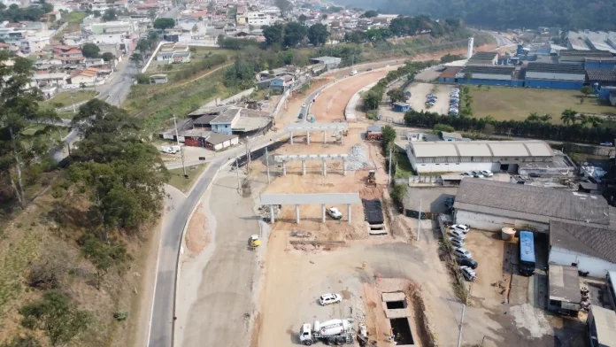 Lançamento de vigas na Raposo Tavares alteram o tráfego, em Mairinque (SP) Lançamento de vigas na Raposo Tavares alteram o tráfego, em Mairinque (SP)