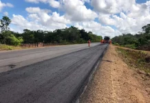 Serviços no pavimento bloqueiam o tráfego na BR-156/AP, nesta segunda (30) Serviços no pavimento bloqueiam o tráfego na BR-156/AP, nesta segunda (30)
