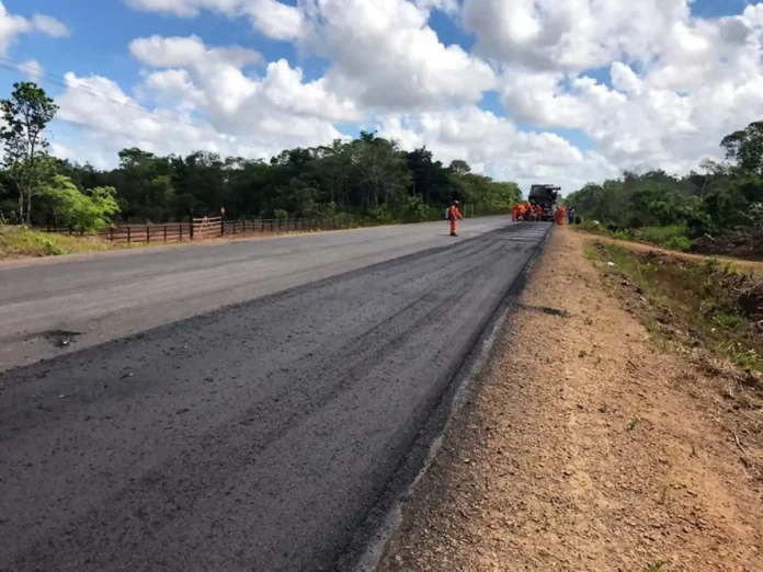 Serviços no pavimento bloqueiam o tráfego na BR-156/AP, nesta segunda (30) Serviços no pavimento bloqueiam o tráfego na BR-156/AP, nesta segunda (30)