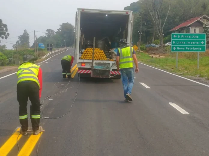 Trecho da rodovia ERS-235 ganha reforço na sinalização horizontal, em Nova Petrópolis, no Rio Grande do Sul Trecho da rodovia ERS-235 ganha reforço na sinalização horizontal, em Nova Petrópolis, no Rio Grande do Sul