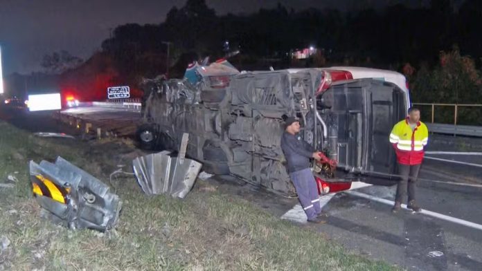 Ônibus da 1001 tomba com 45 fiéis na BR-365 e deixa feridos, no RJ Ônibus da 1001 tomba com 45 fiéis na BR-365 e deixa feridos, no RJ