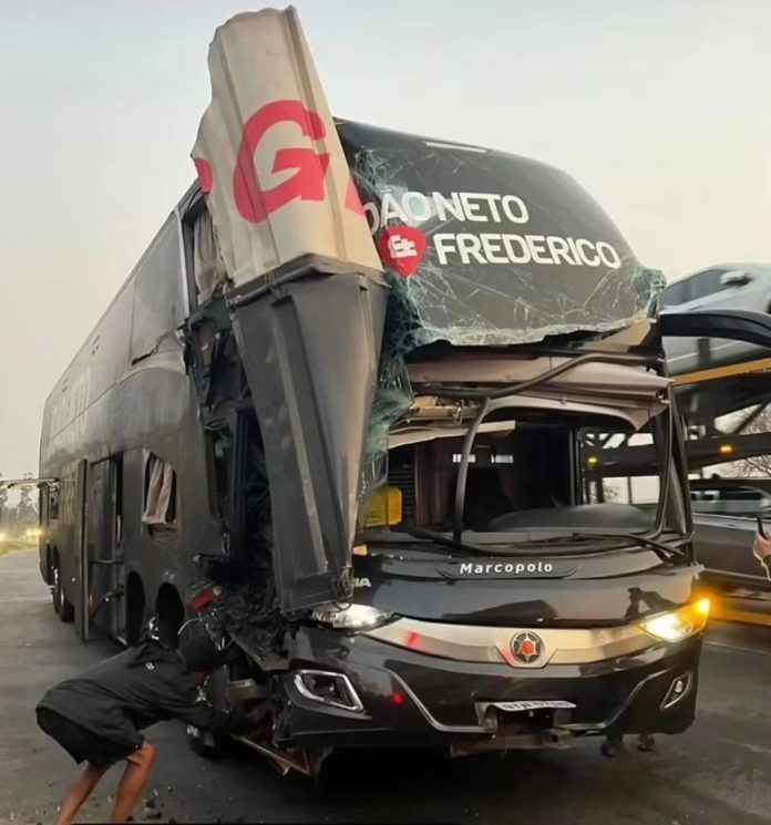 Ônibus de dupla João Neto & Frederico e caminhão se envolvem em acidente na BR-040/MG Ônibus de dupla João Neto & Frederico e caminhão se envolvem em acidente na BR-040/MG