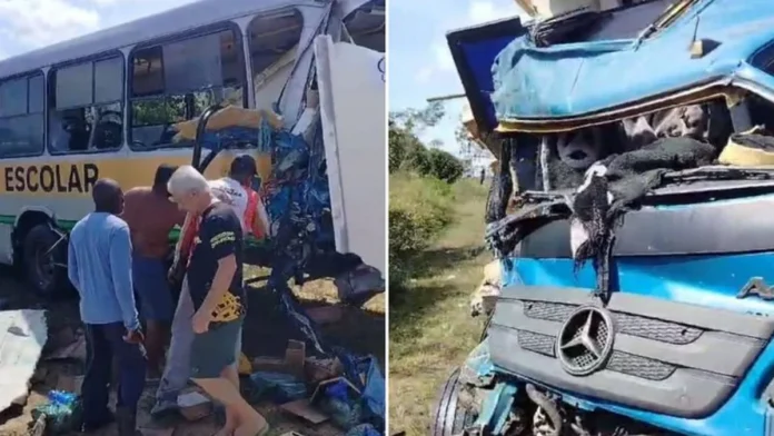 Caminhão-baú choca contra ônibus escolar na BA-099 e ajudante morre Caminhão-baú choca contra ônibus escolar na BA-099 e ajudante morre