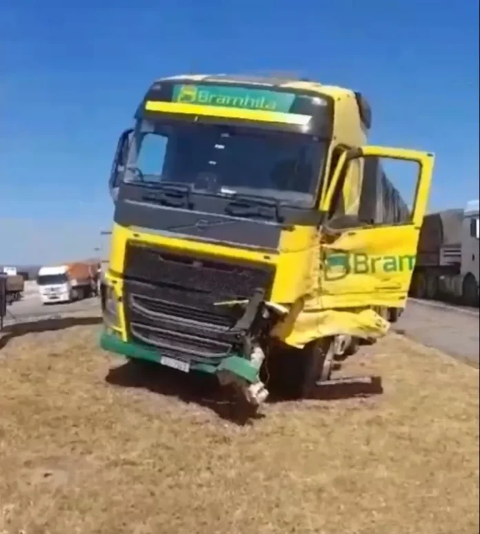 Caminhoneiro aparentemente drogado provoca acidente com morte na BR-040/MG Caminhoneiro aparentemente drogado provoca acidente com morte na BR-040/MG