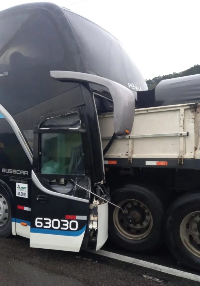 Colisão entre ônibus da Penha e carreta na BR-101/SC deixa motorista morto e 13 feridos