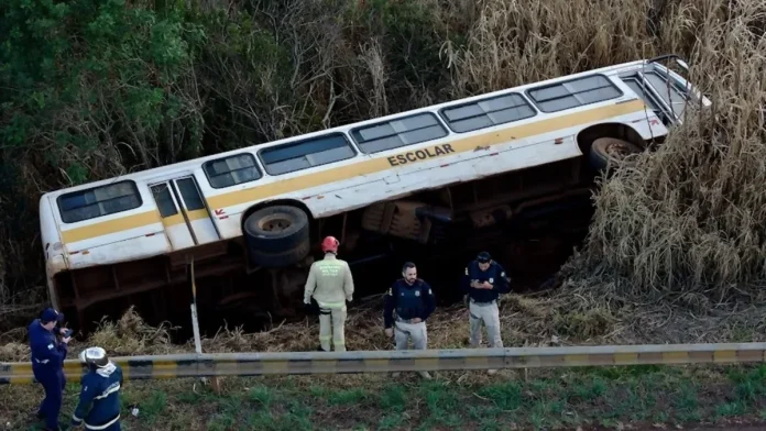 Ônibus escolar com 25 crianças tomba na rodovia BR-277, em Candói, no Estado do Paraná, nessa quinta-feira (5). Ônibus escolar com 25 crianças tomba na rodovia BR-277, em Candói, no Estado do Paraná, nessa quinta-feira (5).