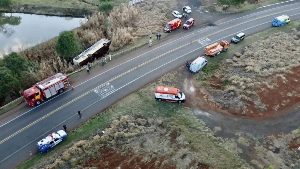Ônibus escolar com 25 crianças tomba na rodovia BR-277, em Candói, no Estado do Paraná, nessa quinta-feira (5).