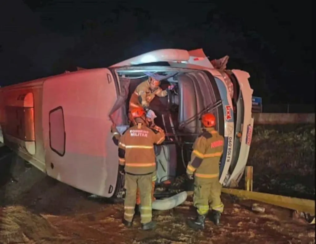 Ônibus da 1001 tomba com 45 fiéis na BR-365 e deixa feridos, no RJ