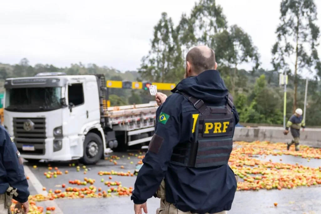 PRF encontra “rebites” em cabine de caminhão tombado na BR-376/PR