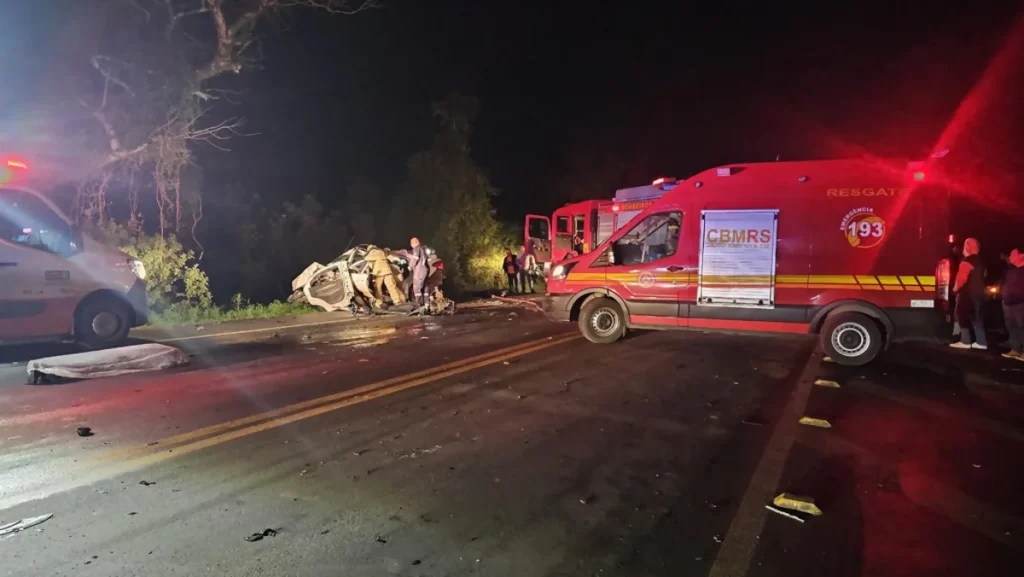 Acidente na BR-392 mata 3 pessoas e fere outras 4, em Santa Maria (RS)