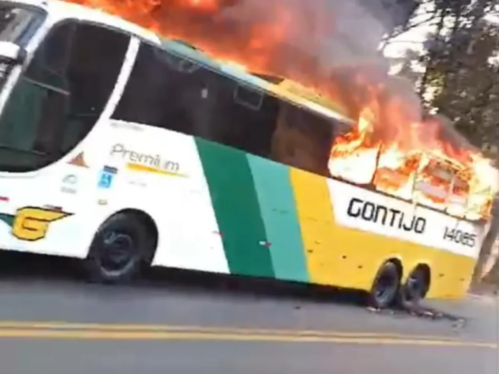 Mulher morre carbonizada em incêndio de ônibus da Gontijo na BR-381/MG