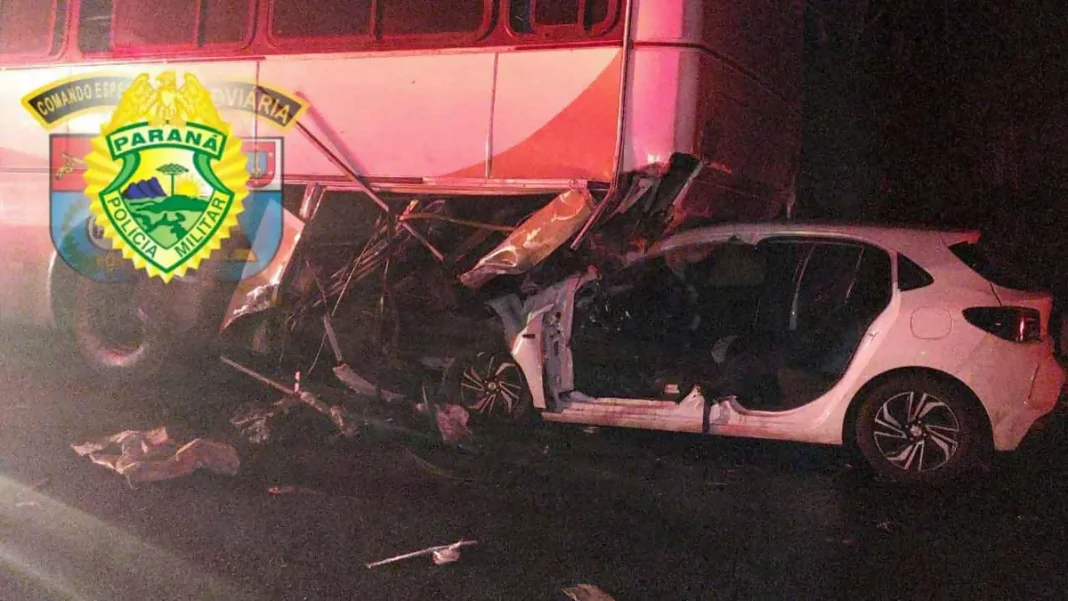 Acidente na PR-444 com ônibus e carros deixa dois mortos carbonizados e um ferido grave Acidente na PR-444 com ônibus e carros deixa dois mortos carbonizados e um ferido grave