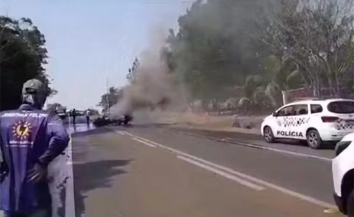 Homem morre na SPA-601/300 em acidente de carro e caminhão Homem morre na SPA-601/300 em acidente de carro e caminhão