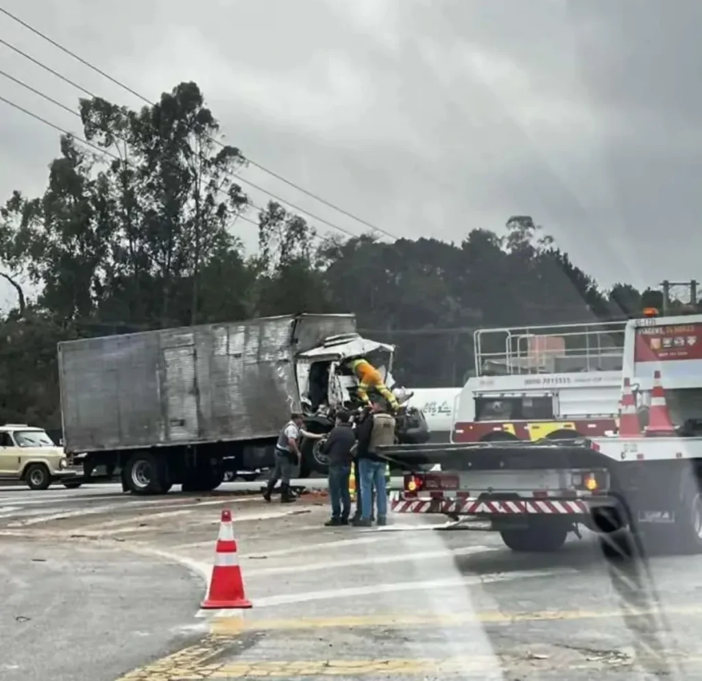 Acidente na Rodovia Castello Branco (SP-280), em Santana de Parnaíba (SP) deixa duas pessoas mortas e uma ferida