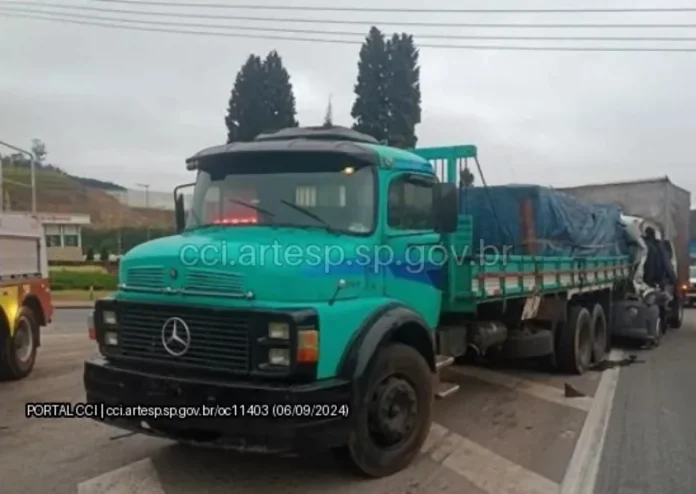 Acidente na Rodovia Castello Branco (SP-280), em Santana de Parnaíba (SP) deixa duas pessoas mortas e uma ferida Acidente na Rodovia Castello Branco (SP-280), em Santana de Parnaíba (SP) deixa duas pessoas mortas e uma ferida