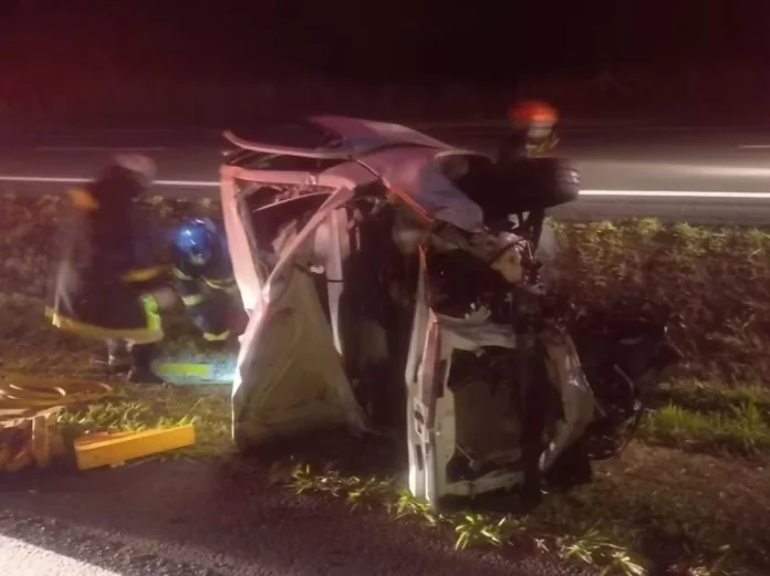 Capotamento mata mulher na Rodovia Com. João Ribeiro de Barros, em Garça (SP)