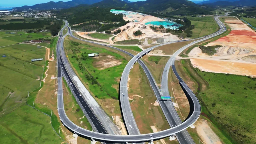 PRF flagra carros a 184 km/h no Contorno Viário de Florianópolis (BR-101/SC)