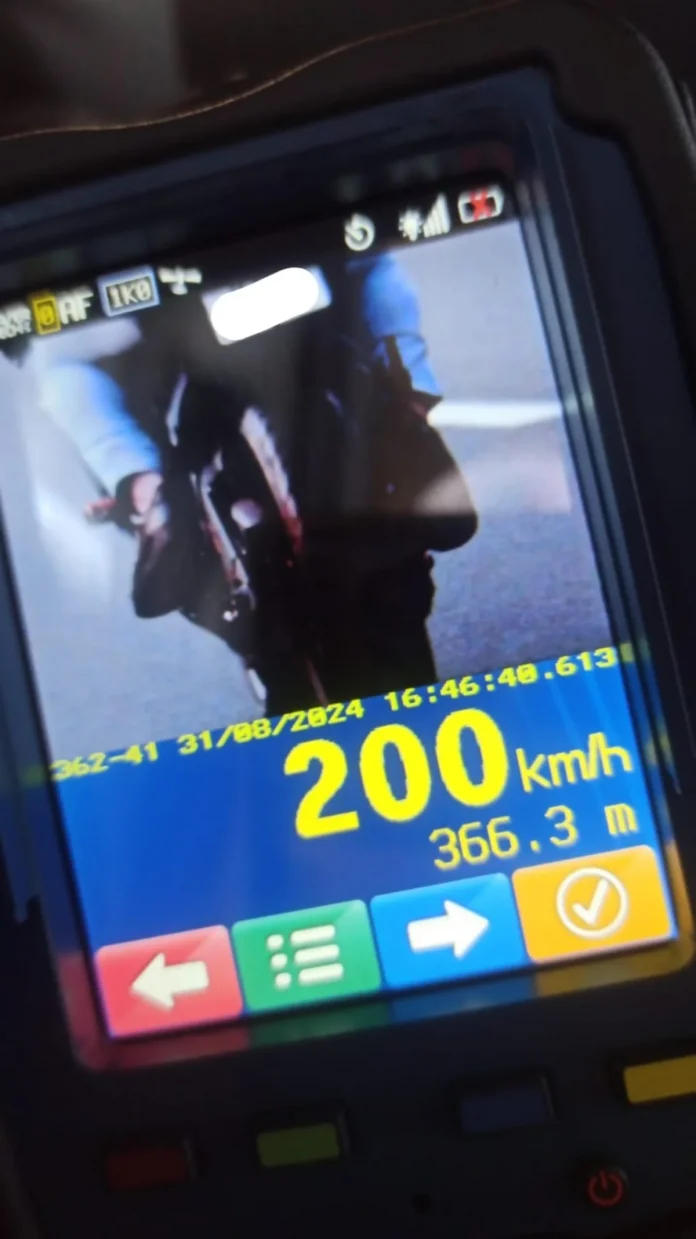 Motoqueiro "voando baixo" é flagrado a 200 km/h em rodovia de SC Motoqueiro "voando baixo" é flagrado a 200 km/h em rodovia de SC