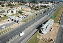 Içamento de vigas de passarela fecha BR-101/SC, nesta terça (3), em Imbituba Içamento de vigas de passarela fecha BR-101/SC, nesta terça (3), em Imbituba