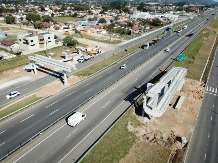Içamento de vigas de passarela fecha BR-101/SC, nesta terça (3), em Imbituba Içamento de vigas de passarela fecha BR-101/SC, nesta terça (3), em Imbituba