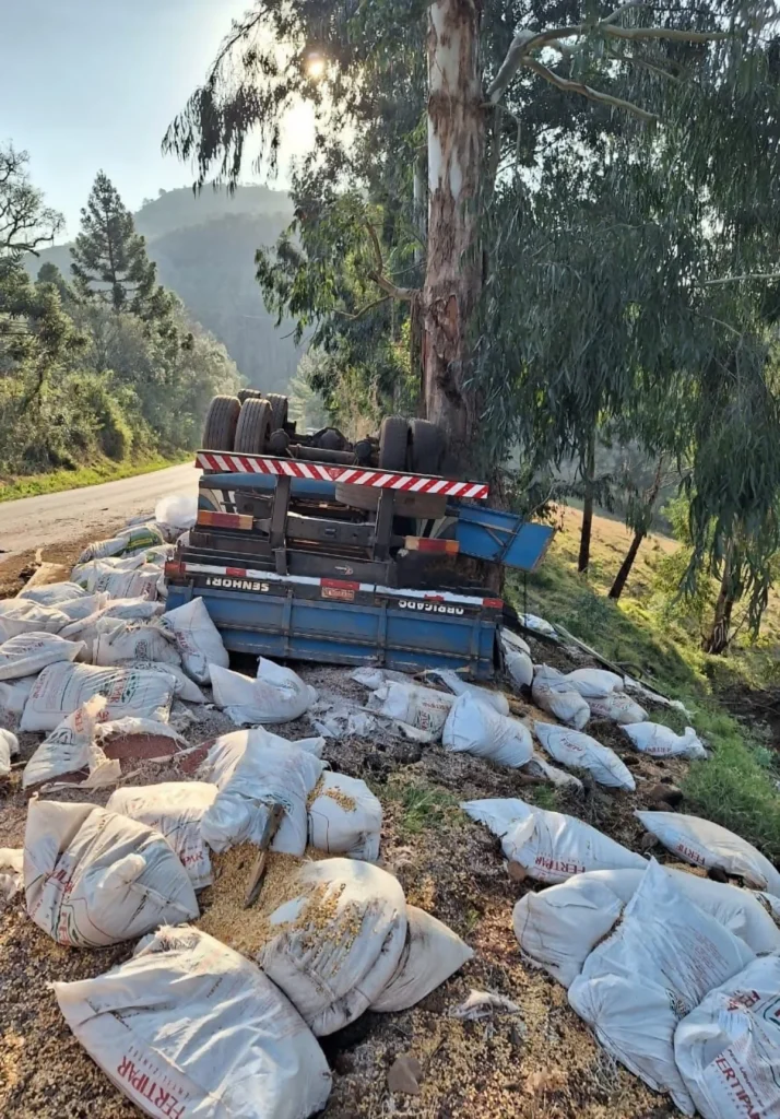 Caminhoneiro morre em tombamento na SC-154, em Passos Maia