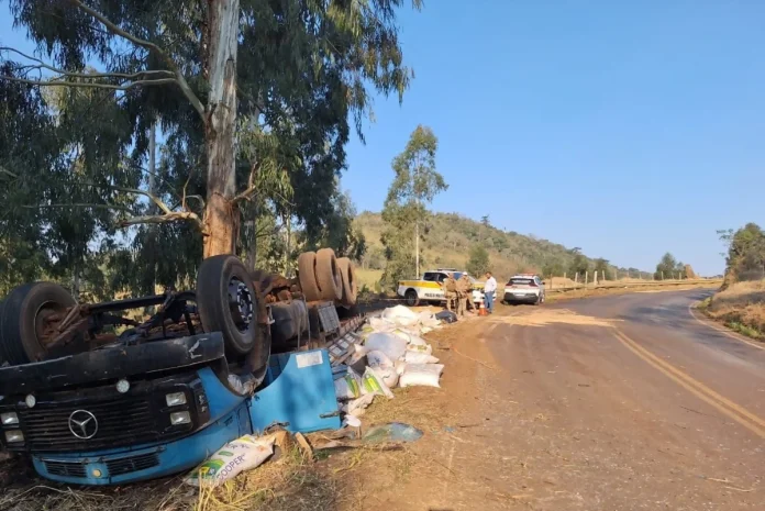 Caminhoneiro morre em tombamento na SC-154, em Passos Maia Caminhoneiro morre em tombamento na SC-154, em Passos Maia