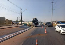 Dois acidentes com carretas congestionam o Anel Viário de Goiânia, em Goiás Dois acidentes com carretas congestionam o Anel Viário de Goiânia, em Goiás