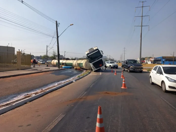 Dois acidentes com carretas congestionam o Anel Viário de Goiânia, em Goiás Dois acidentes com carretas congestionam o Anel Viário de Goiânia, em Goiás