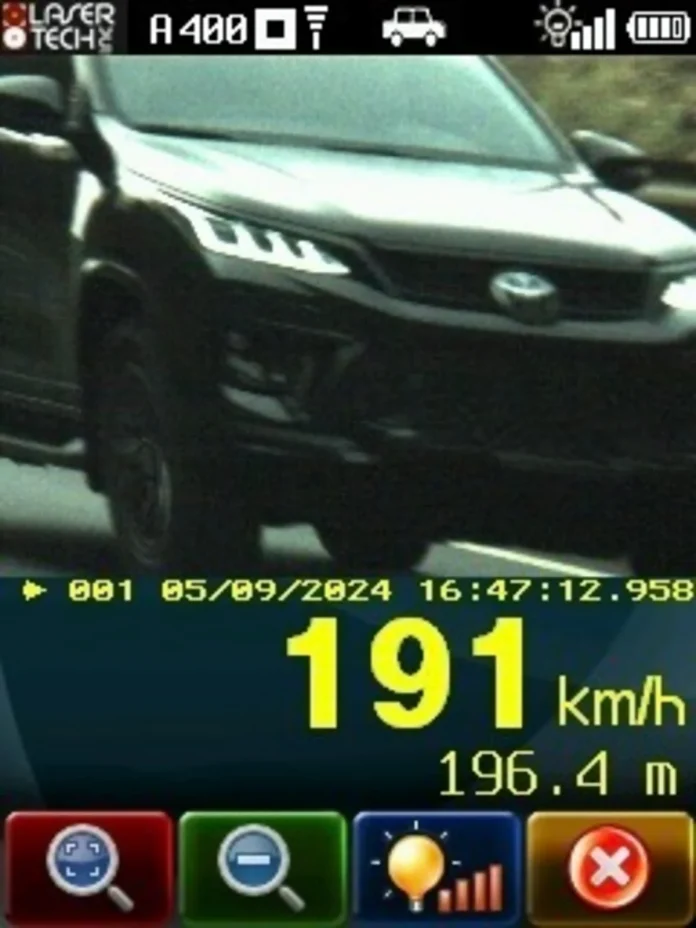 Utilitário da Toyota é flagrado a quase 200 km/h na rodovia BR-376, em Tibagi, no interior do Estado do Paraná, nessa quinta (5). Utilitário da Toyota é flagrado a quase 200 km/h na rodovia BR-376, em Tibagi, no interior do Estado do Paraná, nessa quinta (5).