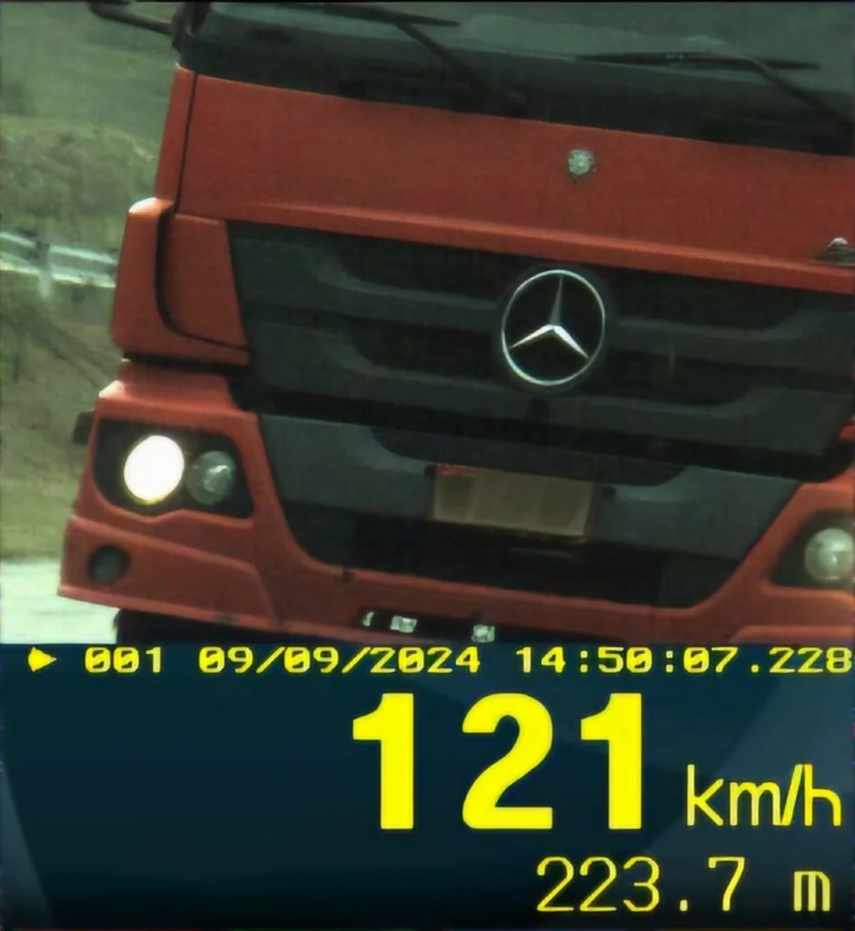 PRF flagra carros a 184 km/h no Contorno Viário de Florianópolis (BR-101/SC)