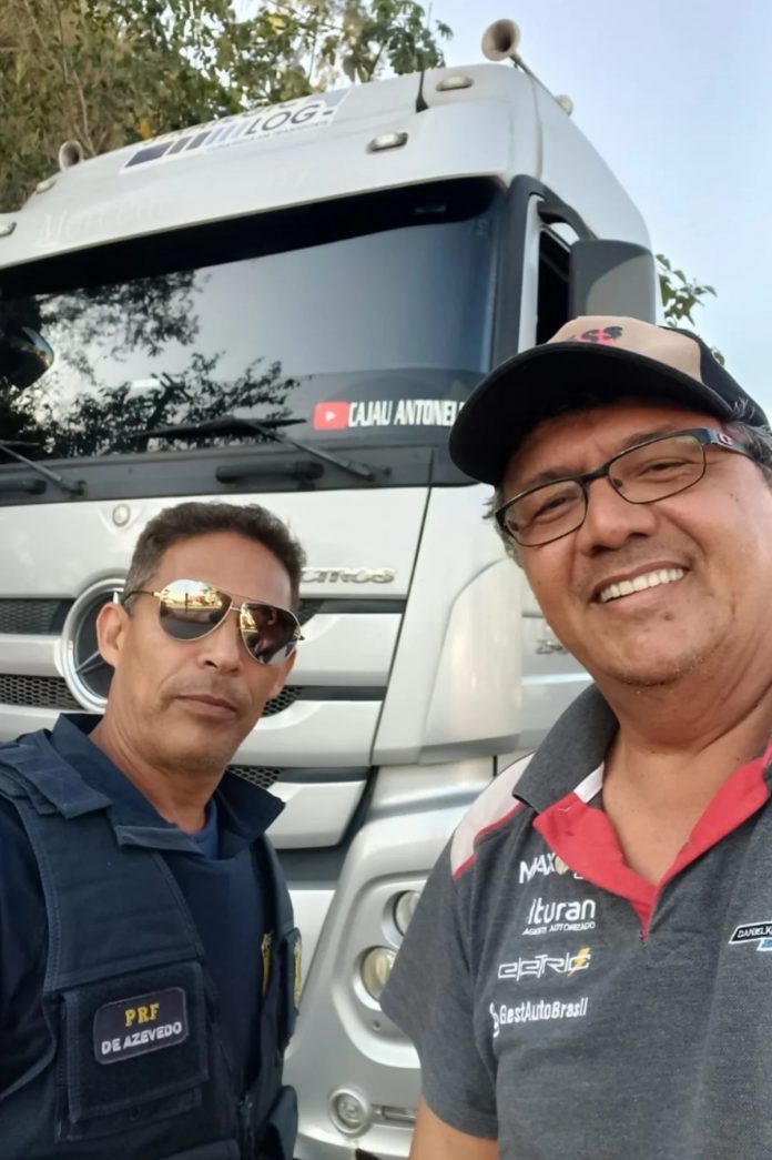 Caminhoneiro youtuber é alertado por inspetor da PRF sobre recall
