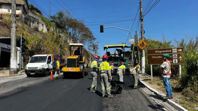 Obras na RJ-116 alteram o tráfego, em Nova Friburgo, neste domingo (15) Obras na RJ-116 alteram o tráfego, em Nova Friburgo, neste domingo (15)