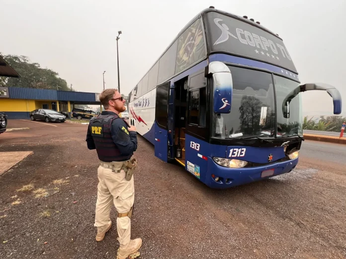 VÍDEO: Ônibus com diversas irregularidades é apreendido na BR-277, em Céu Azul (PR) VÍDEO: Ônibus com diversas irregularidades é apreendido na BR-277, em Céu Azul (PR)