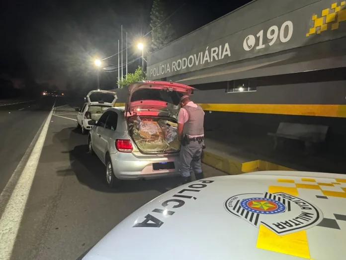 VW Gol com mais de R$86 mil de débitos é apreendido em fiscalização da PMRv na SP-294 VW Gol com mais de R$86 mil de débitos é apreendido em fiscalização da PMRv na SP-294
